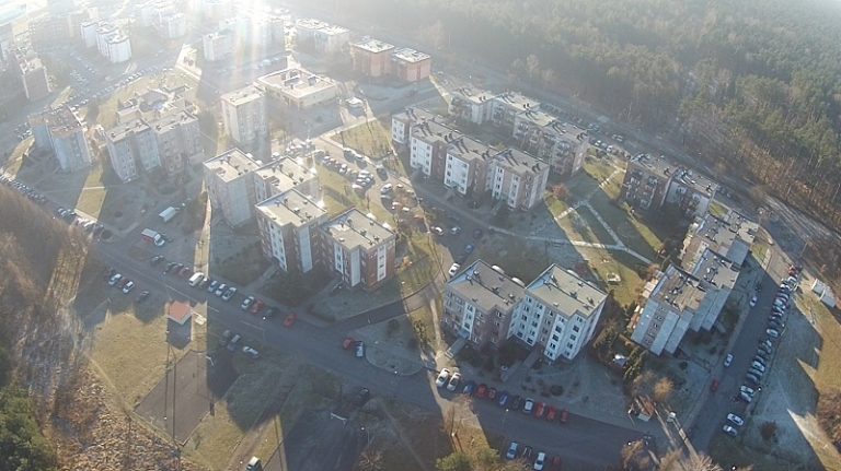 Lot dronem nad osiedlem W2