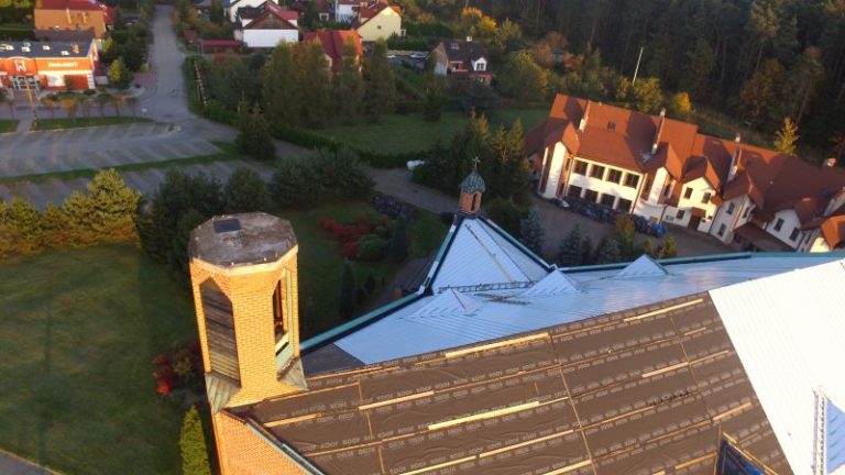Parafia Matki Bożej Piekarskiej w Woli, bez dachu na wieży