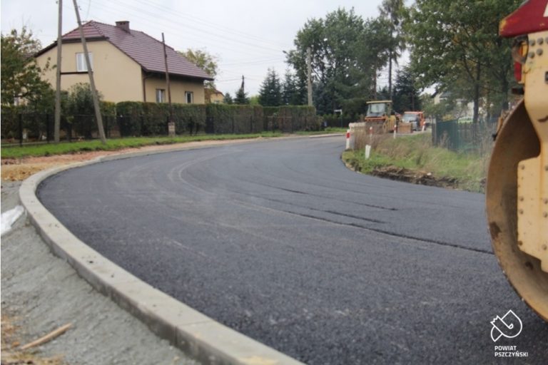 Na Topolowej kładą asfalt