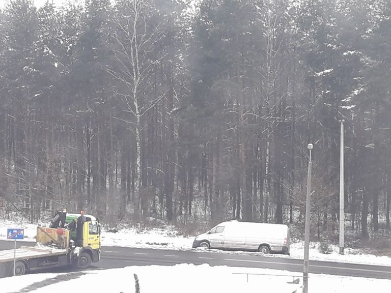 Uwaga ślisko, IMGW zapowiada intensywne opady śniegu.