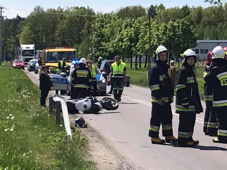 Kolizja motocykla z Fiatem 126 w Woli. Lądowało LPR