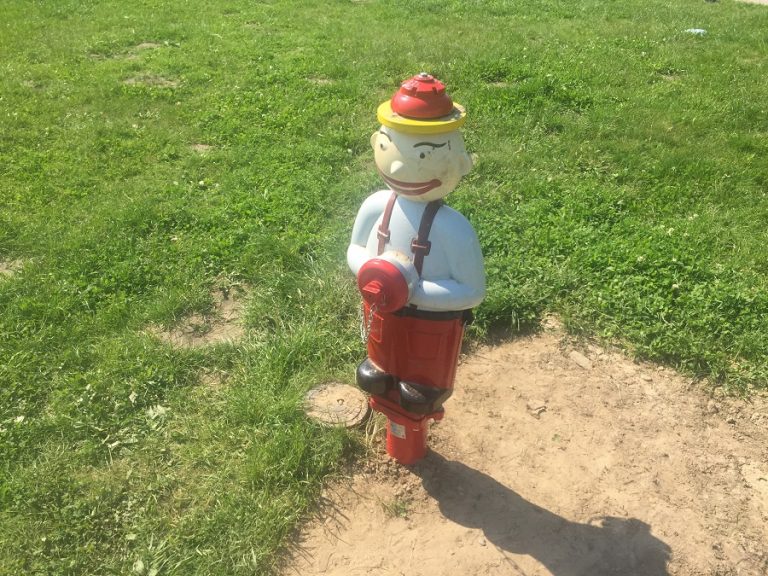 Hydrant „Pawełek” wita dzieciaki z Przedszkola nr 1 w Woli