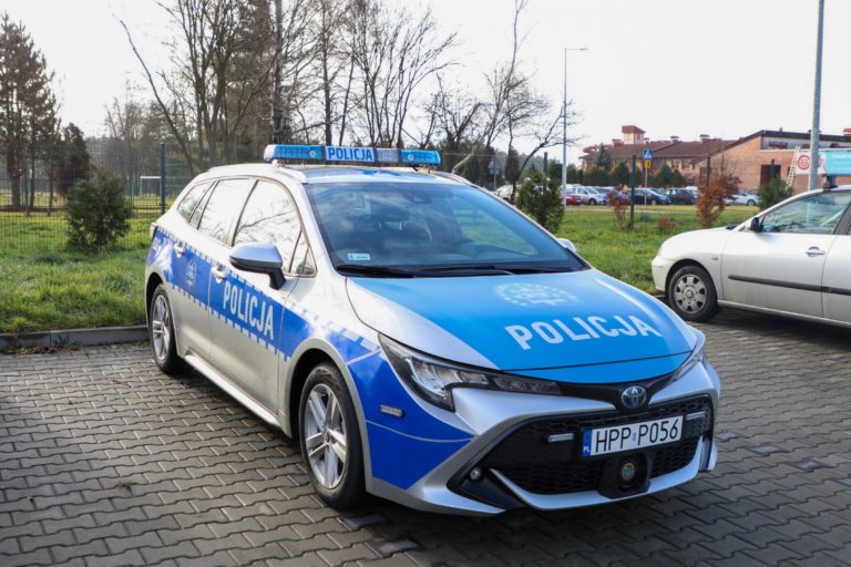 Policjanci z komisariatu w Woli z nowym autem